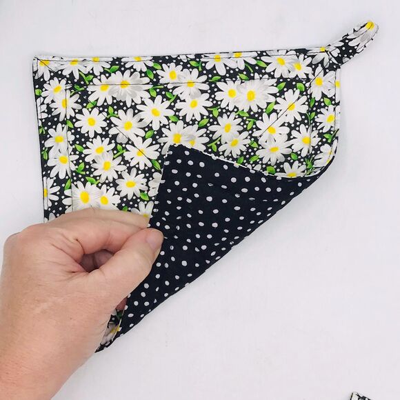 2 Square Potholders,  Black and White Daisies, Cottage Core Kitchen 7x7 Inches - Picture 5 of 5